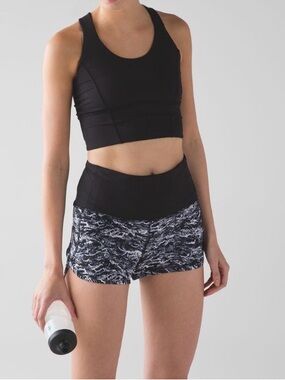 Sz 6 Lululemon high rise speed shorts Black White Nani wave pattern 2.5 rise
